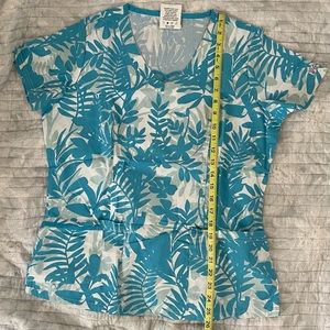 Uniform advantage tropical scrub top in size small.